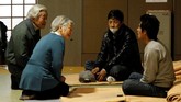 Kaisar Akihito dan Permaisuri Michiko berbincang kepada korban gempa bumi dan tsunami di Tokyo Budohkan, 30 April 2011 (REUTERS/Issei Kato)