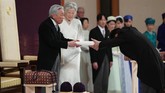 Usai berpidato, Akihito turut menyerahkan simbol kekaisaran yakni pedang, permata, dan cermin serta lencana. (Japan Pool/Pool via REUTERS)