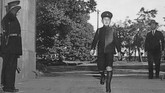 Kaisar Akihito saat pergi bersekolah di Gakushin di Tokyo, pada Desember 1945 (Kyodo/via REUTERS)
