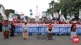 Namun, polisi memusatkan kegiatan aksi hari buruh di sekitar Patung Kuda dan melakukan sterilisasi kawasan Istana. (CNN Indonesia/Andry Novelino)