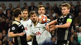 Matthijs de Ligt dan kawan-kawan mendapat serbuan dari Tottenham Hotspur di babak kedua. Namun mereka berhasil bertahan dengan baik. (REUTERS/Dylan Martinez)