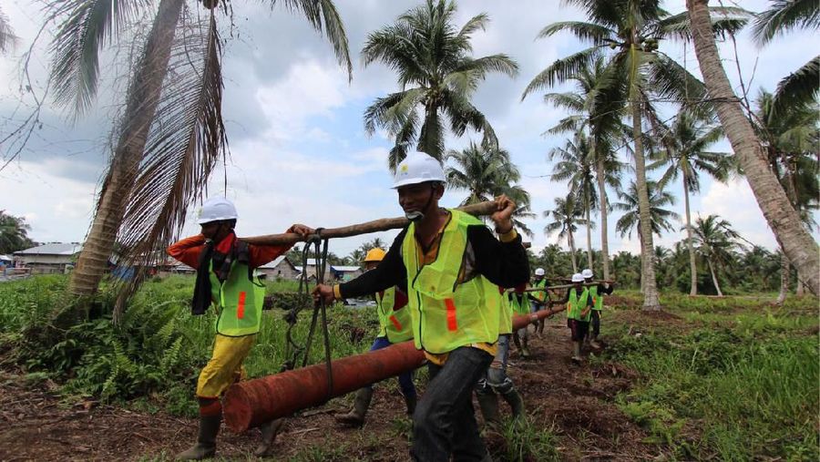 Pekerja menyambung listrik untuk wilayah tertinggal, terdepan, dan terluar (3T) di Sub Rayon Sedanau, Natuna.