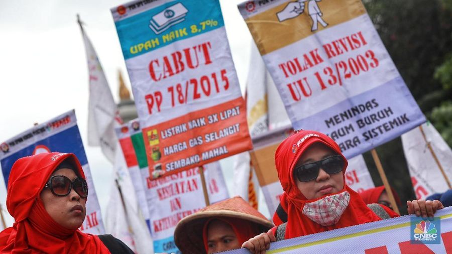 Dengan sejumlah tuntutan mereka datang dengan membawa bendera organisasi buruh masing-masing sambil berorasi.