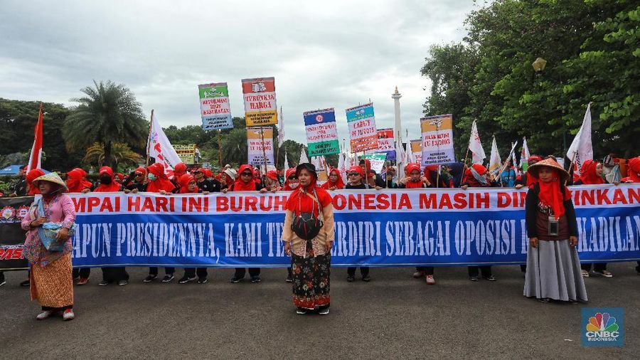 Dengan sejumlah tuntutan mereka datang dengan membawa bendera organisasi buruh masing-masing sambil berorasi.