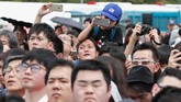 Masyarakat Jepang antusias melihat penerus monarki tertua di dunia tersebut. Dengan pengangkatan Naruhito, Jepang resmi memasuki era baru yang disebut Reiwa bermakna Harmoni. (REUTERS/Kim Kyung-Hoon)