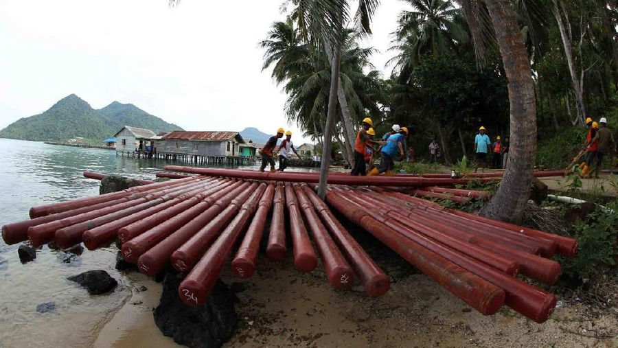 Pekerja menyambung listrik untuk wilayah tertinggal, terdepan, dan terluar (3T) di Sub Rayon Sedanau, Natuna.