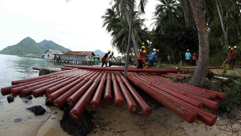 Pekerja menyambung listrik untuk wilayah tertinggal, terdepan, dan terluar (3T) di Sub Rayon Sedanau, Natuna.