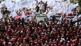 Ratusan buruh akan longmarch menuju Istana Negara dari titik kumpul di bundaran Patung Kuda untuk menyampaikan aspirasi mereka. (Antara Foto/ Wahyu Putro A/pd)