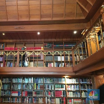 Penampakan Ribuan Buku di Perpustakaan BJ Habibie