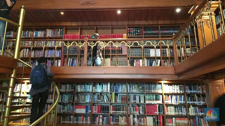Di dalam perpustakaan tersebut memuat ribuan buku dengan tema berbeda mulai dari tema seni, biografi, kebudayaan, sejarah, hukum, ekonomi, politik dan agama.