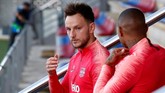 Barcelona menjalani latihan terakhir jelang melawan Liverpool di Ciutat Esportiva Joan Gamper, Barcelona, Selasa (30/4). Terlihat Ivan Rakitic memasuki tempat latihan. (REUTERS/Albert Gea)