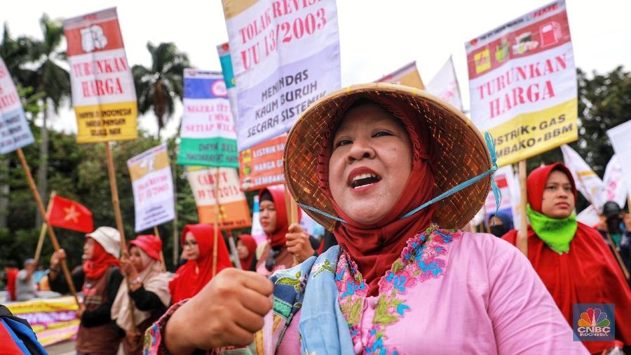 Dengan sejumlah tuntutan mereka datang dengan membawa bendera organisasi buruh masing-masing sambil berorasi.