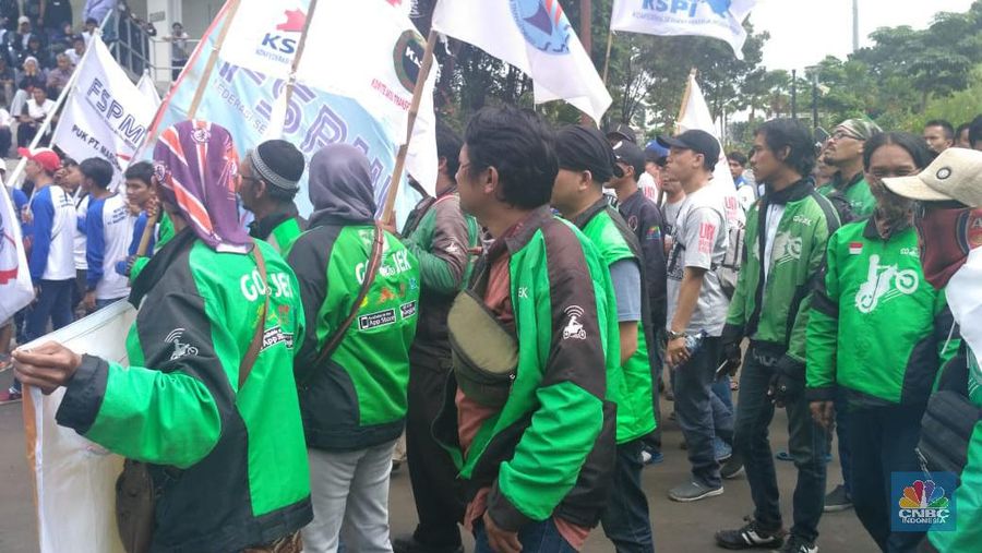 Ratusan ojek online tampak merapat meramaikan May Day di Senayan. Isu yang akan diperjuangkan kali ini adalah kesejahteraan buruh