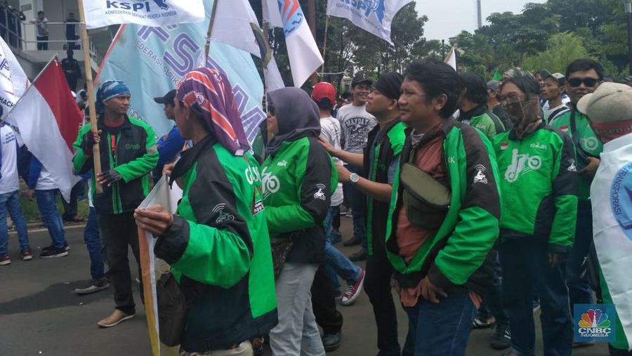 Ratusan ojek online tampak merapat meramaikan May Day di Senayan. Isu yang akan diperjuangkan kali ini adalah kesejahteraan buruh
