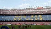 Pemandangan situasi Stadion Camp Nou ketika skuat Liverpool memantau kondisi lapangan dan stadion jelang melawan Barcelona. (Reuters/John Sibley)
