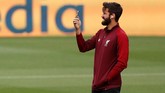 Kiper Liverpool asal Brasil Alisson Becker mengambil foto menggunakan telepon seluler ketika mengamati Stadion Camp Nou. (Reuters/John Sibley)