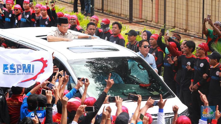 Calon Presiden no urut 02 Prabowo Subianto menghadiri demo buruh di Istora Senayan, jakarta, Rabu (1/5). (վ/Andrean Kristianto)