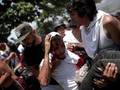 Puluhan warga Venezuela Terluka Saat Bentrok Dengan Aparat