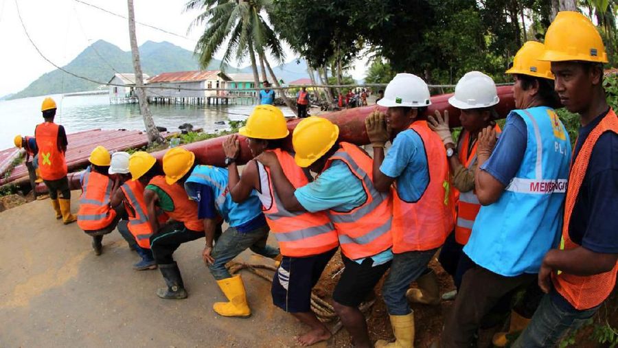 Pekerja menyambung listrik untuk wilayah tertinggal, terdepan, dan terluar (3T) di Sub Rayon Sedanau, Natuna.