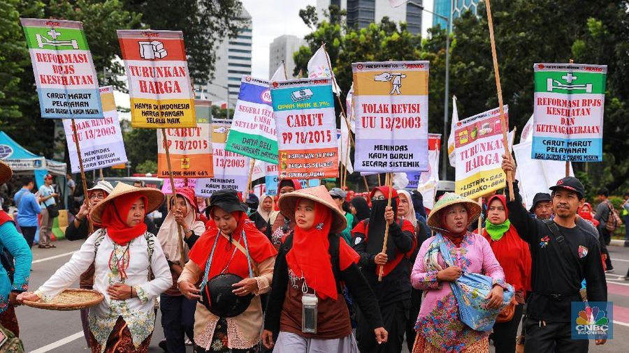 Dengan sejumlah tuntutan mereka datang dengan membawa bendera organisasi buruh masing-masing sambil berorasi.