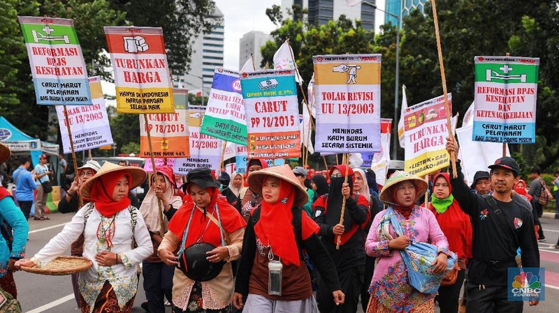 Dengan sejumlah tuntutan mereka datang dengan membawa bendera organisasi buruh masing-masing sambil berorasi.