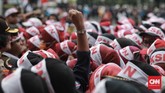 Buruh juga meminta memberikan jaminan pekerjaan untuk rakyat dan menghentikan PHK massal dan mengangkat pekerja outsourcing di BUMN menjadi tetap (CNN Indonesia/Andry Novelino)
