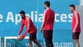 Tiga pemain Barcelona Luis Suarez, Gerard Pique dan Clement Lenglet terlihat santai menjalani latihan. Barcelona dalam kepercayaan diri tinggi jelang lawan Liverpool setelah memastikan gelar La Liga Spanyol akhir pekan lalu. (REUTERS/Albert Gea)