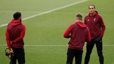 Bek tengah Liverpool Virgil van Dijk melihat kondisi Stadion Camp Nou. Van Dijk baru saja dinobatkan sebagai Pemain Terbaik Liga Inggris musim 2018/2019 versi pemain profesional Inggris (PFA). (Reuters/John Sibley)