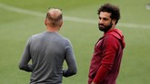Winger Liverpool Mohamed Salah berbicara dengan staf pelatih The Reds saat melihat kondisi Stadion Camp Nou. (Reuters/John Sibley)