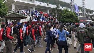 Buruh Menyemut di Tennis Indoor Senayan Tunggu Prabowo