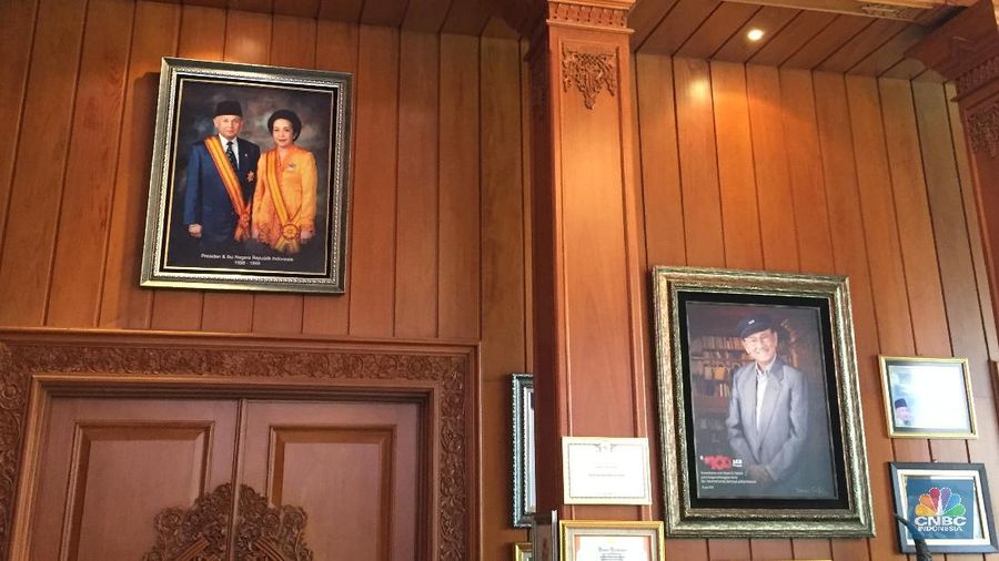 Di dalam perpustakaan tersebut memuat ribuan buku dengan tema berbeda mulai dari tema seni, biografi, kebudayaan, sejarah, hukum, ekonomi, politik dan agama.