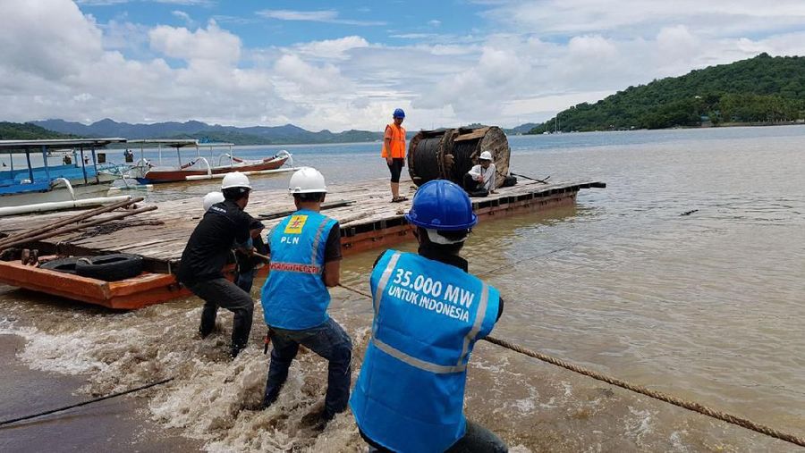 Pengguna listrik 900 watt ibarat simalakama bagi pemerintah, bakal tak dimanja lagi tahun depan.
