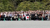 Masyarakat Jepang menantikan pelantikan Naruhito sebagai kaisar baru mereka, Rabu (1/5). Kaisar Naruhito menggantikan ayahnya, Akihito, yang memutuskan turun takhta setelah tiga dekade berkuasa. (REUTERS/Kim Kyung-Hoon)