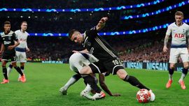 Bolos untuk Nonton Tottenham vs Ajax, Pemain Belanda Dipecat