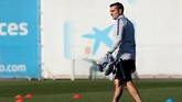 Pelatih Barcelona Ernesto Valverde memantau jalannya latihan terakhir jelang melawan Liverpool pada leg pertama semifinal Liga Champions. (REUTERS/Albert Gea)