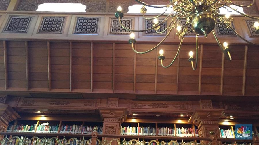 Di dalam perpustakaan tersebut memuat ribuan buku dengan tema berbeda mulai dari tema seni, biografi, kebudayaan, sejarah, hukum, ekonomi, politik dan agama.