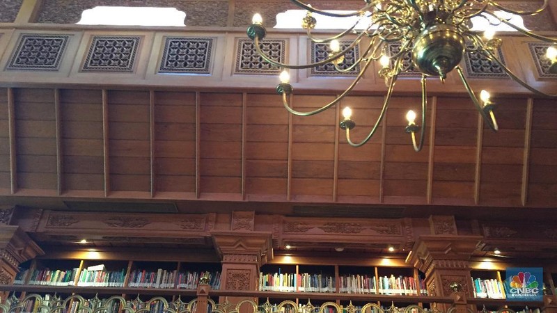 Di dalam perpustakaan tersebut memuat ribuan buku dengan tema berbeda mulai dari tema seni, biografi, kebudayaan, sejarah, hukum, ekonomi, politik dan agama.