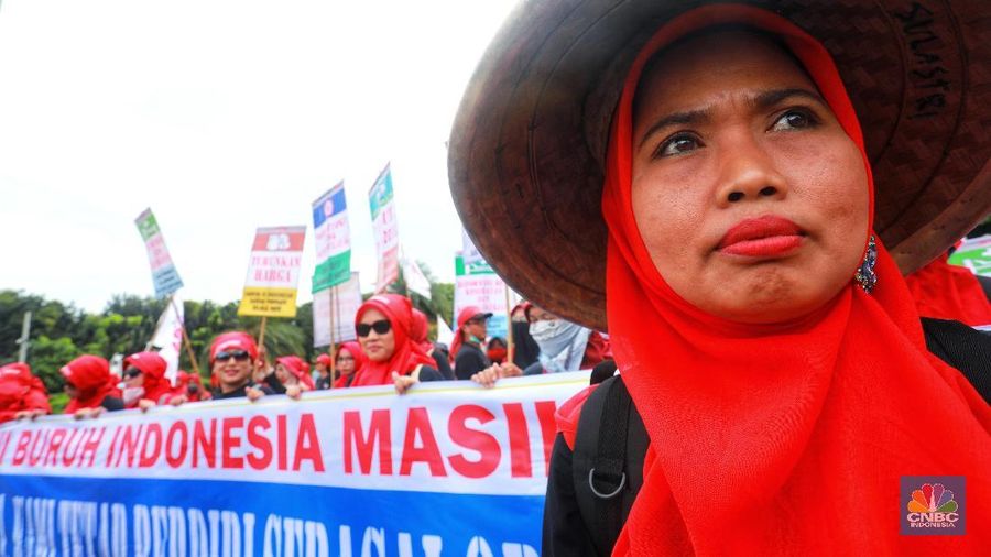 Dengan sejumlah tuntutan mereka datang dengan membawa bendera organisasi buruh masing-masing sambil berorasi.