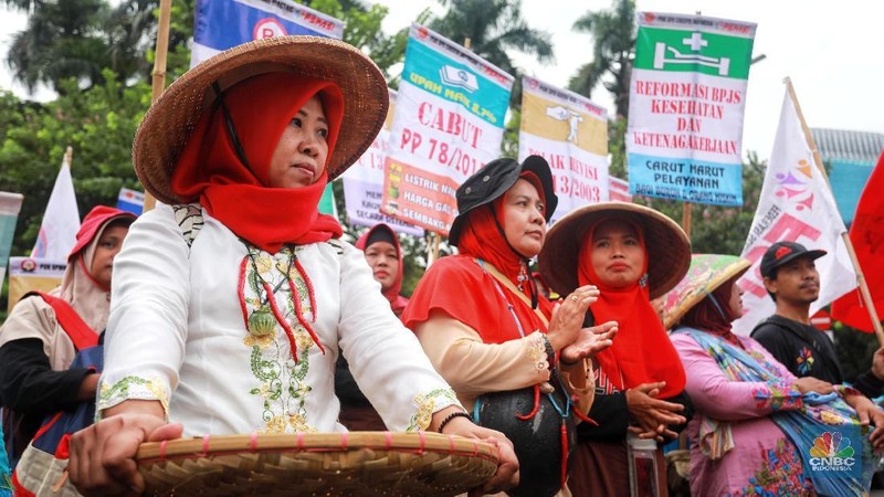 Dengan sejumlah tuntutan mereka datang dengan membawa bendera organisasi buruh masing-masing sambil berorasi.