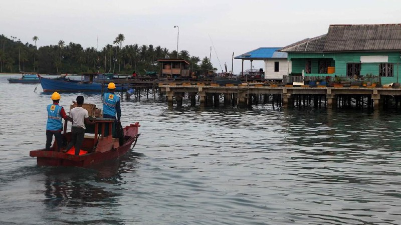 Pekerja menyambung listrik untuk wilayah tertinggal, terdepan, dan terluar (3T) di Sub Rayon Sedanau, Natuna.