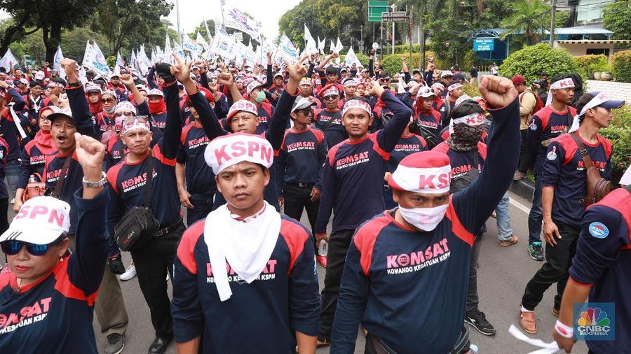 Sementara itu, THR bagi pekerja atau buruh di perusahaan swasta, harus diberikan setidaknya satu minggu sebelum Hari Raya Idul Fitri.