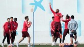 Gelandang Barcelona Arturo Vidal melompat dalam sesi latihan terakhir jelang melawan Liverpool. (REUTERS/Albert Gea)