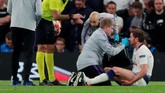 Jan Vertonghen mendapatkan perawatan karena hidungnya sempat mengeluarkan darah. Setelah sempat mencoba melanjutkan laga, Vertonghen akhirnya ditarik keluar. (Reuters/Andrew Couldridge)