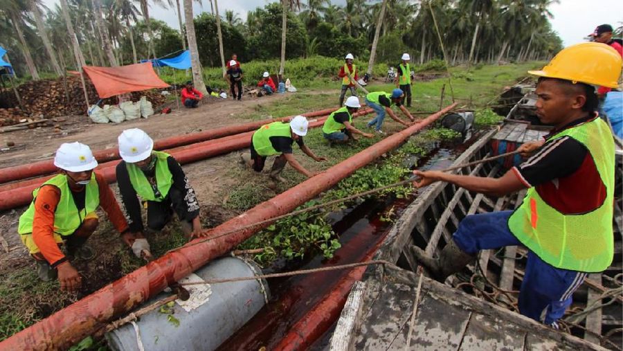 Pekerja menyambung listrik untuk wilayah tertinggal, terdepan, dan terluar (3T) di Sub Rayon Sedanau, Natuna.