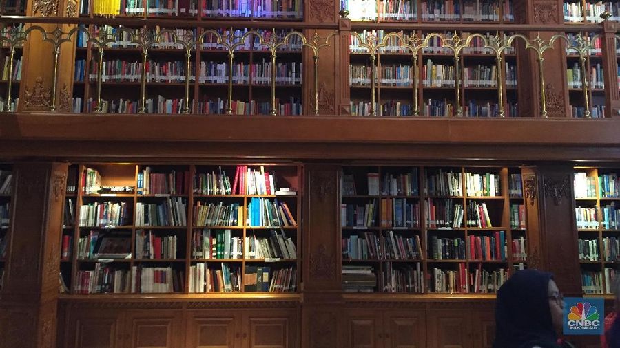 Di dalam perpustakaan tersebut memuat ribuan buku dengan tema berbeda mulai dari tema seni, biografi, kebudayaan, sejarah, hukum, ekonomi, politik dan agama.
