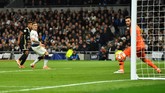 David Neres punya peluang emas untuk mengubah skor menjadi 2-0. Namun tendangannya membentur tiang gawang. (REUTERS/Dylan Martinez)