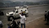 Demonstran oposisi diserang oleh pasukan nasional Venezuela di dekat jalan di basis lapangan udara Generalisimo Francisco de Miranda