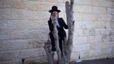 Di Yerusalem, seorang penganut Yahudi Ultra-Ortodoks menyaksikan pemakaman rabi Menachem Mendel Taub yang merupakan rabi dinasti Kaliv Hasidic dan juga juga seorang penyintas Holocaust. (AP Photo/Ariel Schalit)