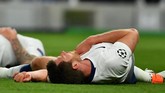 Jan Vertonghen sempat pingsan setelah berbenturan dengan rekannya, Toby Alderweireld. Kepala Vertonghen juga sempat mengeluarkan darah. Sempat bermain setelah pulih, Vertonghen kemudian digantikan Moussa Sissoko. (REUTERS/Dylan Martinez)