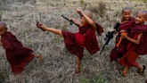 Warga yang menembakkan roket itu pun tak sembarangan. Mereka mengenakan busana putih dan semacam sorban yang dililitkan di kepala, biasanya berwarna merah atau oranye. (Ye Aung THU / AFP)